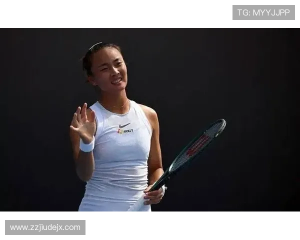 袁悦穿着随意进楼下咖啡店，手表闪瞎眼，路人却只盯着她那娃娃脸笑容